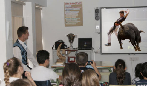 El recortador Conrado Ortiz ‘Conra’ visita a los alumnos del CRA 'Jorge Manrique' de La Alberca de Záncara