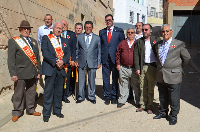 Benjamín Prieto acompaña a los villagorderos en la procesión de la Vera Cruz