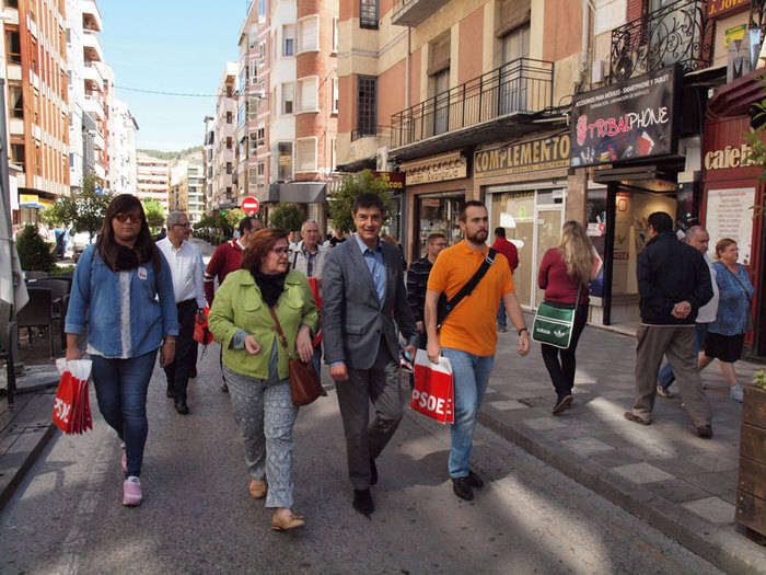 Ávila se compromete a llevar a cabo una urbanización de Carretería 'rápida y en una sola fase' si Page es presidente de la Junta
