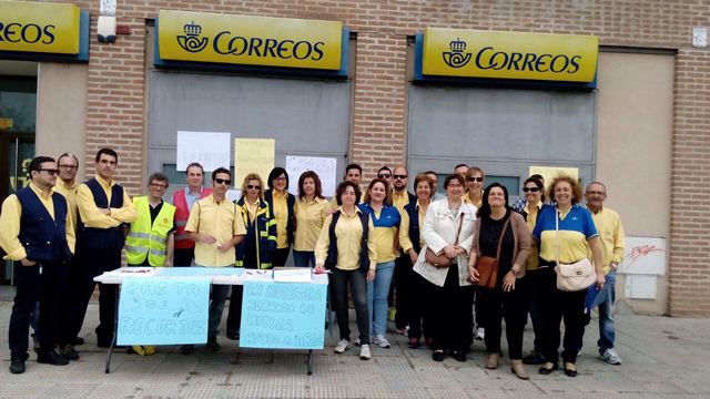 Miles de empleados de las oficinas de Correos en Castilla-La Mancha secundan la jornada de huelga