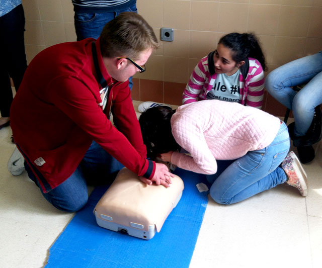 Profesionales del Área Integrada de Cuenca forman en primeros auxilios a alumnos del instituto de Valera de Abajo 