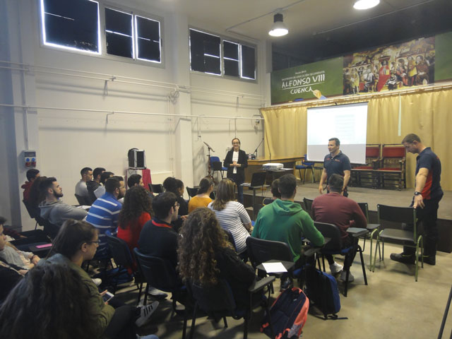 CEOE CEPYME CUENCA y los Bomberos municipales imparten una charla de prevención a alumnos del Alfonso VIII