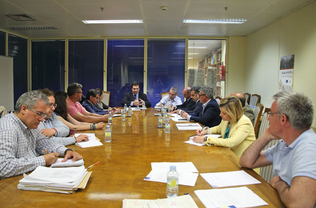 El Gobierno de Castilla- La Mancha se reúne con representantes de municipios afectados por vertederos de neumáticos