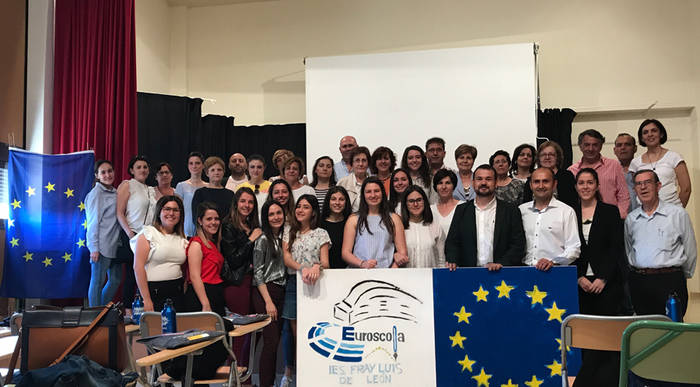 felicita al grupo ‘Eurolearning’ del IES Fran Luis de León por su victoria en el concurso ‘Euroescola 2017’