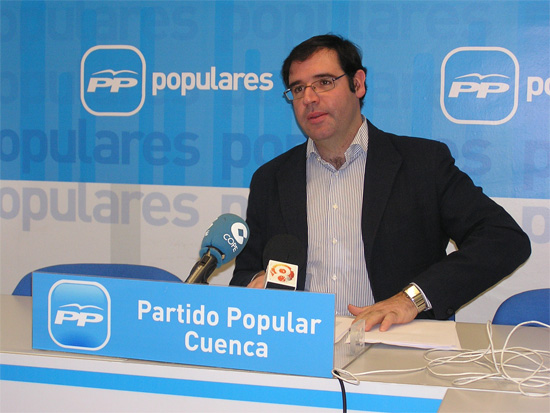 Prieto asegura que cuando Cospedal “coja las riendas” apoyará a los funcionarios, “no como han hecho Barreda y Zapatero, reduciéndoles el sueldo”