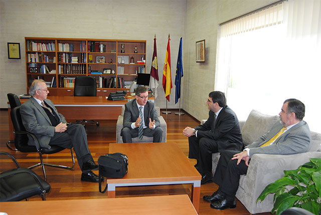 Marín se reúne con tres de los candidatos a rector de la UCLM