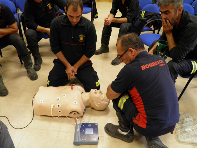 Los bomberos de Cuenca se forman en el uso de desfibriladores