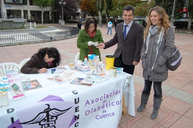 Pardo agradece la labor de la Asociación de Diabetes y anima a todos a realizarse la prueba para descartar que se sufre esta enfermedad