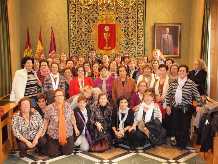 El alcalde recibe a medio centenar de mujeres de una Asociación de Villamayor de Santiago