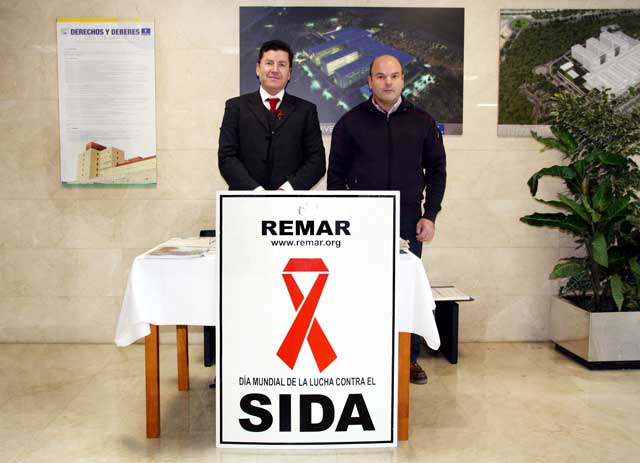 REMAR coloca una mesa informativa en el Virgen de la Luz con motivo del Día Mundial de la lucha contra el SIDA