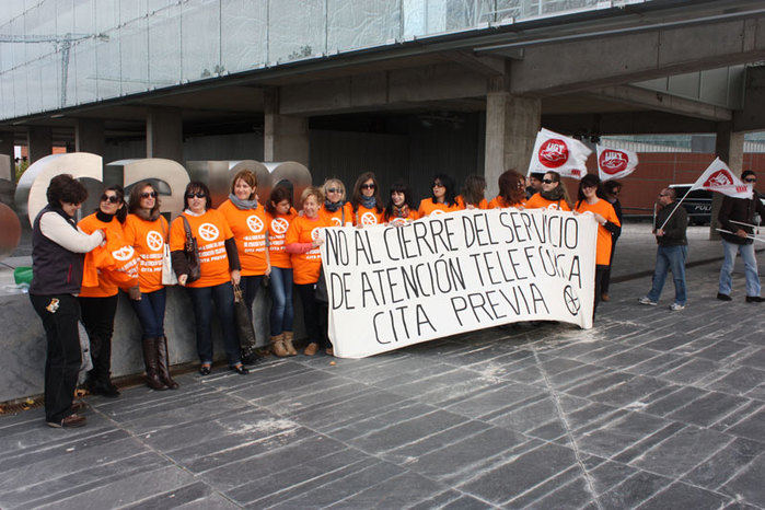 Una concentración ante el SESCAM rechaza los 17 despidos en el “call center” de UNITEL en Toledo
