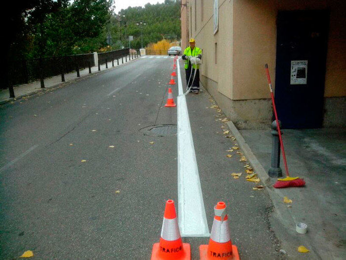 Técnicos municipales realizan mejoras en el Paseo del Júcar