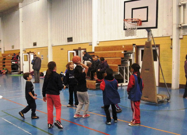 Unos 200 alumnos de seis colegios de la capital y la provincia participan en el primer encuentro deportivo Inter-centros de Primaria