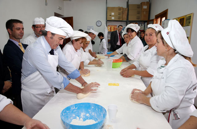 El consejero de Presidencia ha visitado a los alumnos del taller de empleo ‘El Obrador’, en Horcajo de Santiago