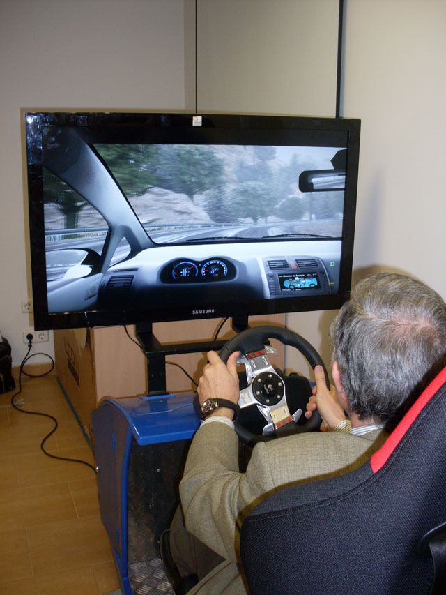 Empresarios de San Clemente comprobaron los peligros en la carretera utilizando un simulador 