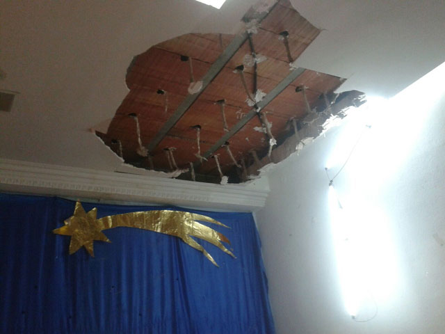 El Ayuntamiento de San Clemente denuncia que  la Junta sigue sin reparar el techo del salón de actos del colegio 