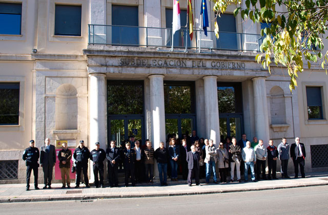 La Subdelegación del Gobierno en Cuenca guarda un minuto de silencio en memoria de las víctimas de los atentados terroristas en París