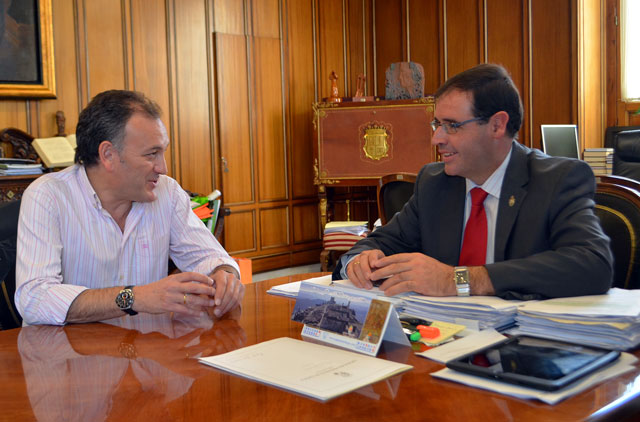 Prieto se reúne con el presidente del Colegio de Médicos para hablar del nuevo hospital 
