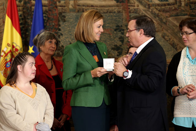 Cospedal recibe en el Palacio de Fuensalida la Medalla de Oro de ASPADEC