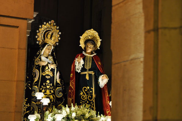 La Real e Ilustre Hermandad de la Virgen de la Amargura con San Juan Apóstol rinde homenaje a sus difuntos