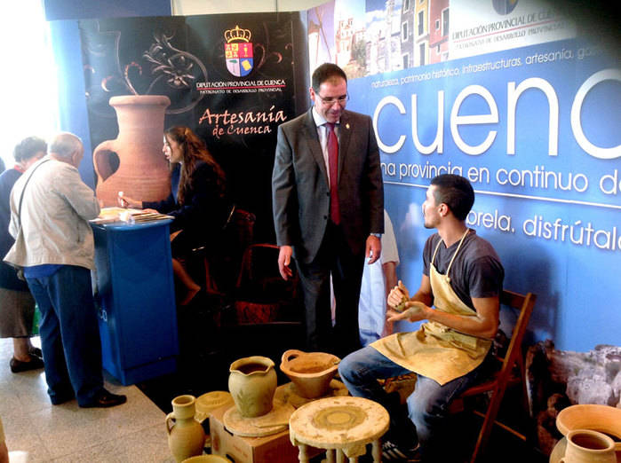 El presidente de la Diputación visita a los artesanos de la provincia en la 35ª edición de Farcama 