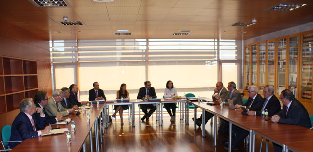 Sanidad y la Organización Médica Colegial analizan en profundidad el Real Decreto 16/2012 que liga la prestación sanitaria al aseguramiento