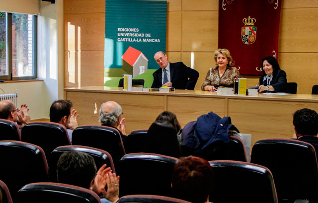 El Salón de Grados del Edificio Gil de Albornoz acogió la presentación del libro “Academias morales de la Musas”, de Antonio Enríquez Gómez
