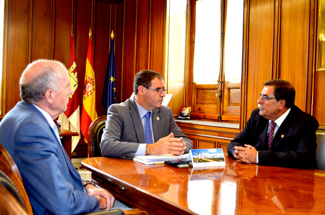 Primera toma de contacto entre el presidente de la Diputación y el subdelegado del Gobierno en Cuenca