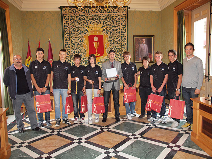 El alcalde recibe al equipo cadete del club de triatlón ‘Hoces de Cuenca’