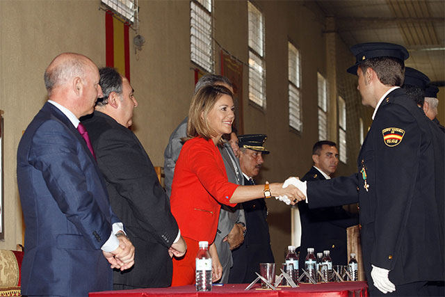 Cospedal valora que cada vez sean más los españoles que “reconocen, admiran y agradecen la labor de la Policía Nacional”