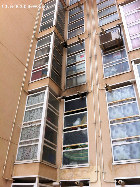 Siete personas son trasladadas al Virgen de la Luz por el incendio de Hermanos de Becerril