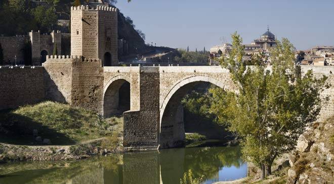 Un hombre resulta herido tras caer por el puente de Alcántara en Toledo