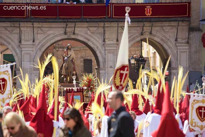 Una multitudinaria y soleada procesión de 'La Borriquilla' abre la Semana Santa 