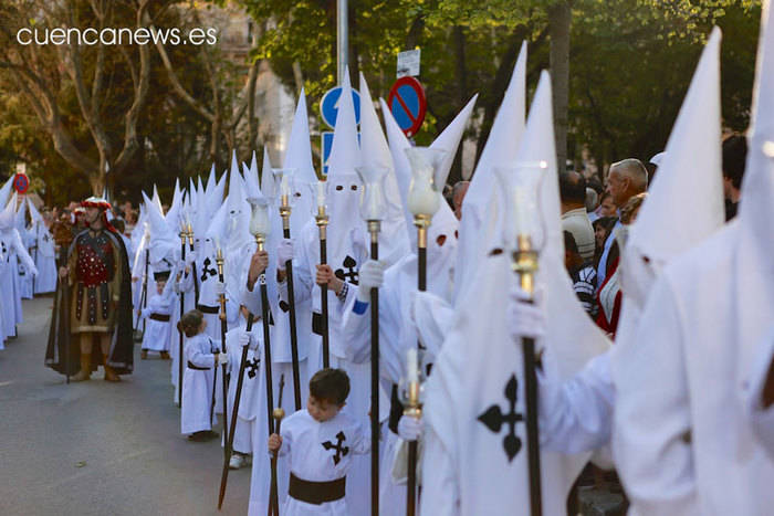 Noche de Silencio y de capuces blancos