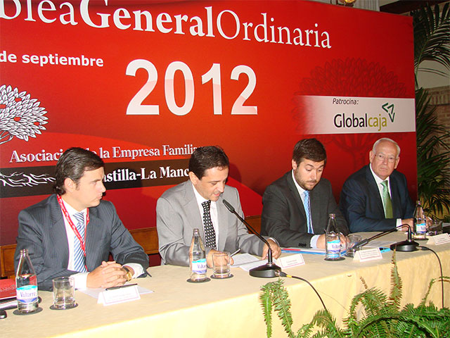El presidente de Globalcaja, Luis Díaz Zarco, muestra su apoyo a la empresa familiar de C-LM