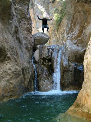 Rescatan a un hombre que cayó en un barranco en Enguídanos