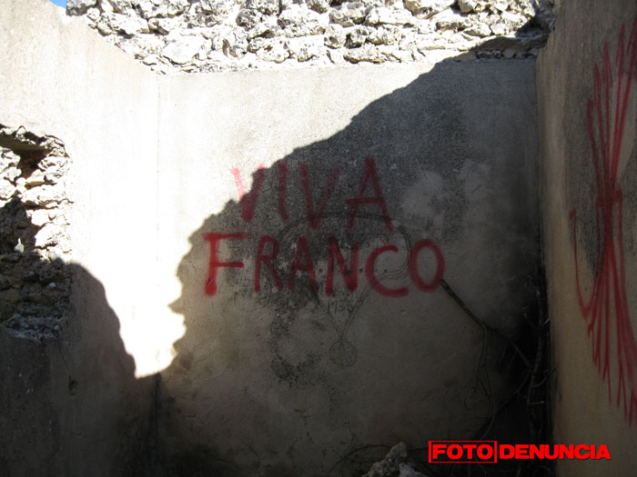 FD: Pintadas fascistas en el Blocao del Mirabueno