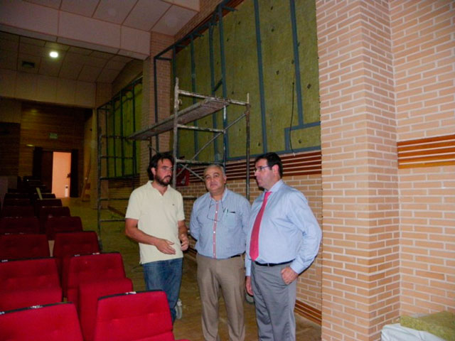 Ocho alumnos del taller de “Cerrajería Artística” trabajan en la mejora acústica del Auditorio de Mota del Cuervo