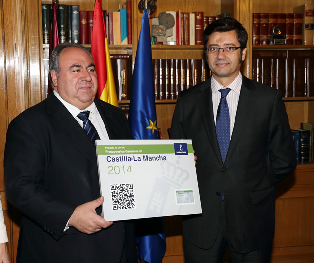 Romaní entrega al presidente de las Cortes el proyecto de ley de los Presupuestos para 2014