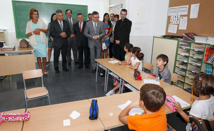 Cospedal inaugura el curso escolar en Ciruelos, garantizando la igualdad de oportunidades para los alumnos de la región 