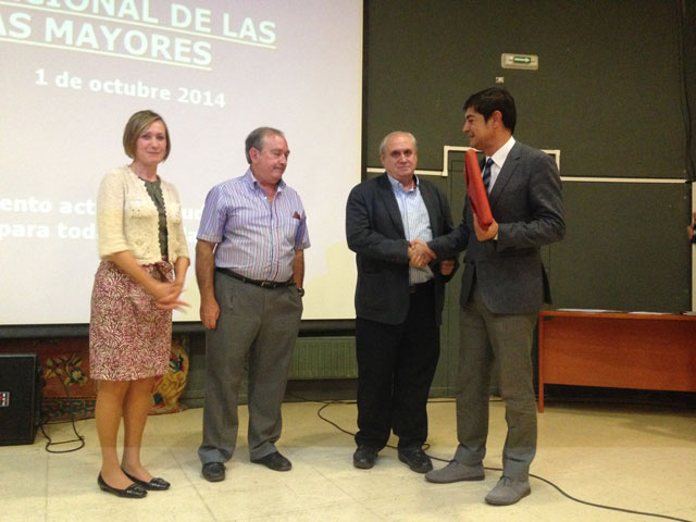 La Fundación que gestiona el Centro de Mayores “San Pedro” recibe el reconocimiento del Consejo Municipal de Mayores 