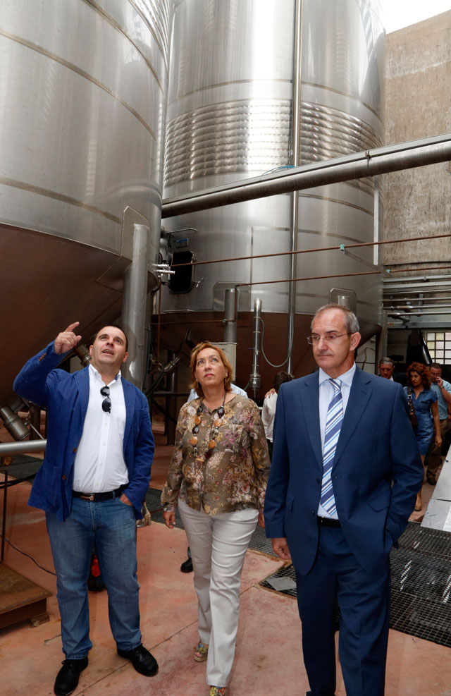 Soriano destaca en El Peral el buen desarrollo de la vendimia en Castilla-La Mancha 