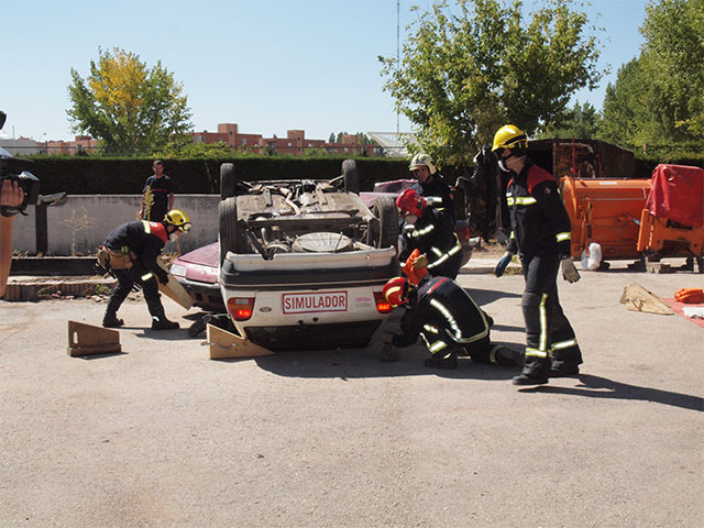 Bomberos de Cuenca forman a efectivos de la región en técnicas de rescate en accidente de tráfico