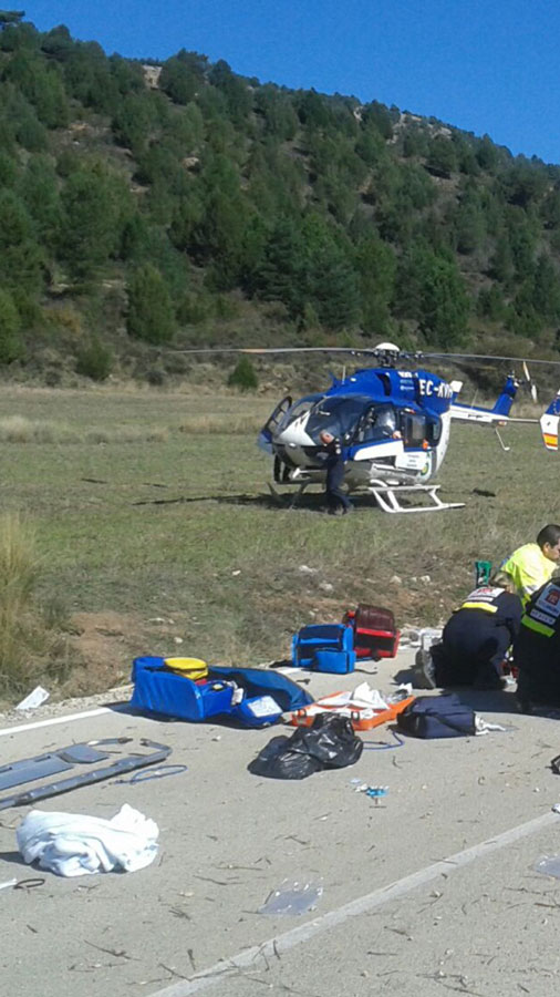 Un muerto y dos heridos graves al salirse de vía y colisionar contra una vivienda abandonada en Salvacañete