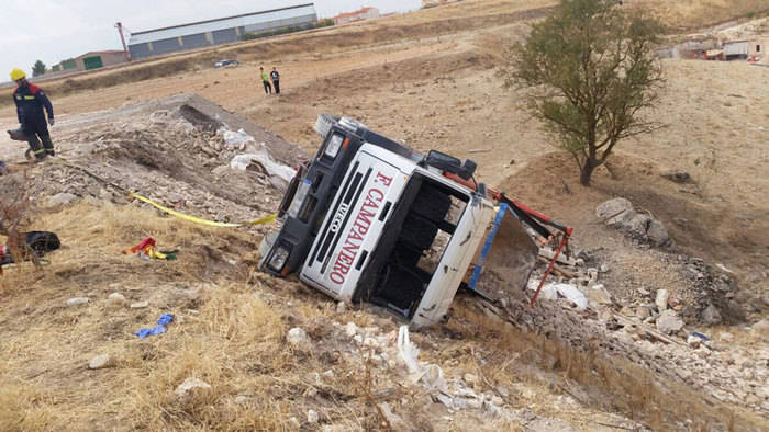 Rescatado un camionero tras volcar en una escombrera de Horcajo de Santiago