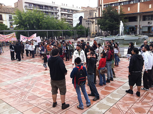 Los indignados de Cuenca muestran su repulsa por los desalojos en Cataluña