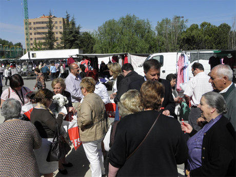 La candidatura de Juan Ávila visita el mercadillo