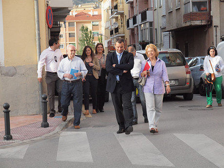 Pulido recibe el cariño de los vecinos durante su visita al barrio de Casablanca