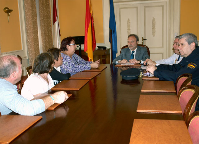 El Subdelegado del Gobierno se reúne con la asociación de vecinos de Las Quinientas