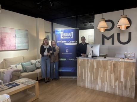 Isabel y María, responsables de DOMU, junto a las nuevas instalaciones de la tienda en Tarancón tras su reciente traslado.